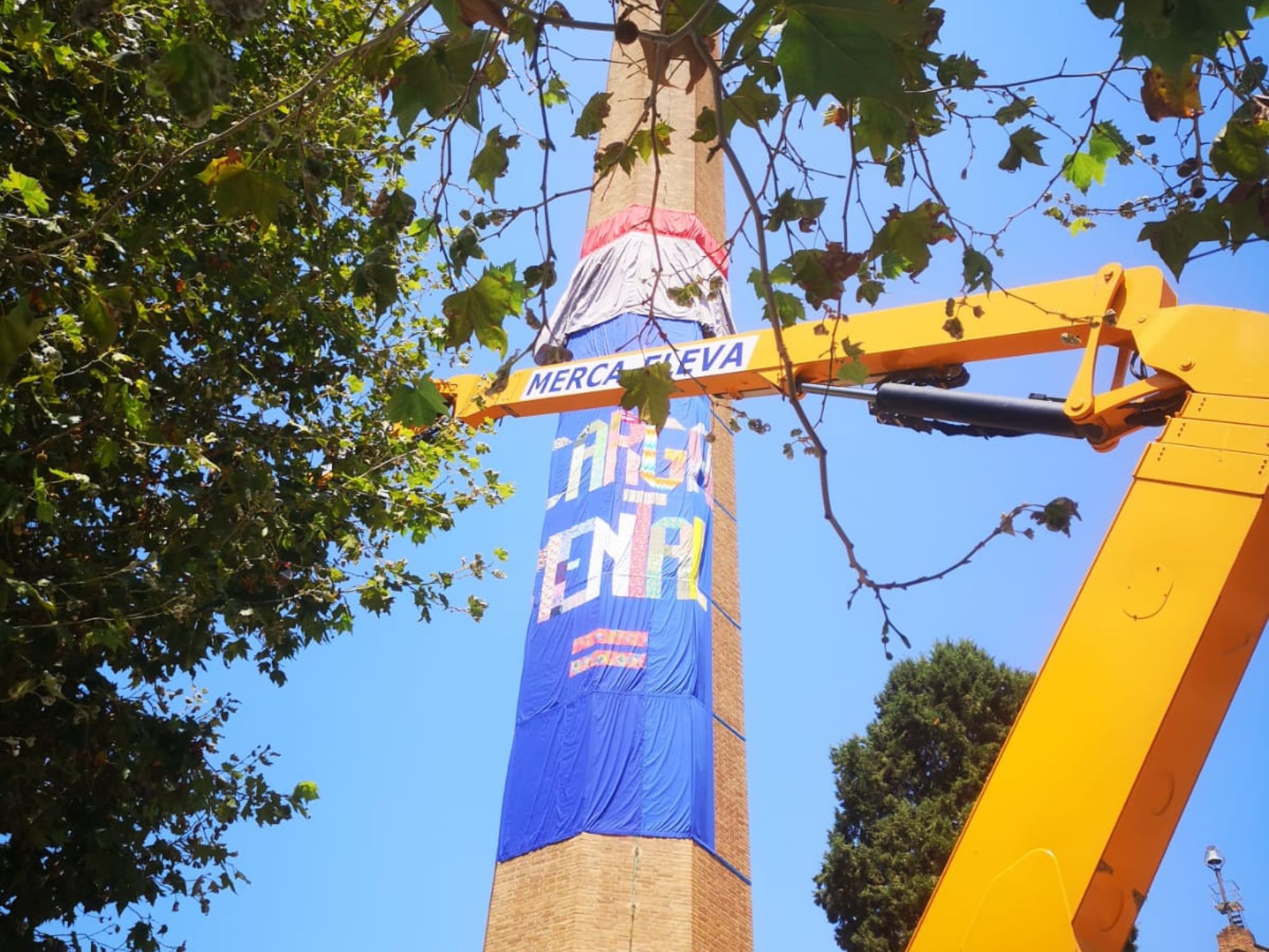 Manifesta 15: banderas que llenan de arte las chimeneas del área de Barcelona